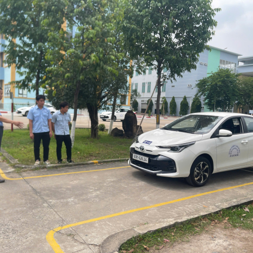 Xe học lái xe tại trường