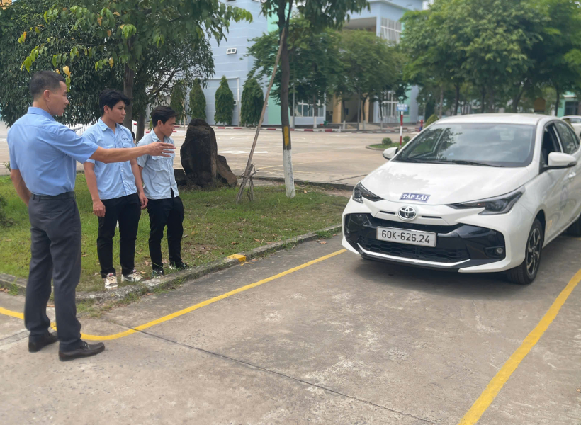 Khóa học lái xe hạng C1